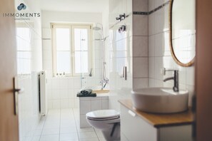 Combined shower/tub, hair dryer, towels, soap - Cozy apartment in the center with Netflix WE 91 (Magdeburg)