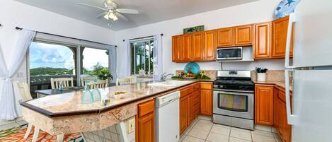 Kylskåp, mikrovågsugn, ugn och spishäll