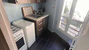 Een koelkast, een oven, een kookplaat, een koffiezetapparaat/waterkoker