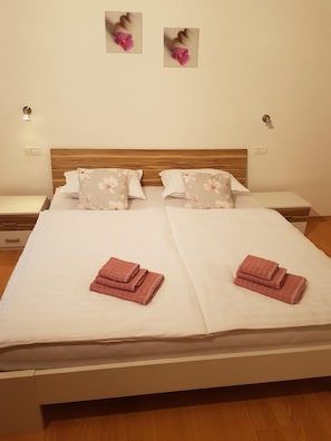 2 chambres, fer et planche à repasser