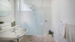 Badewanne, Haartrockner, Handtücher