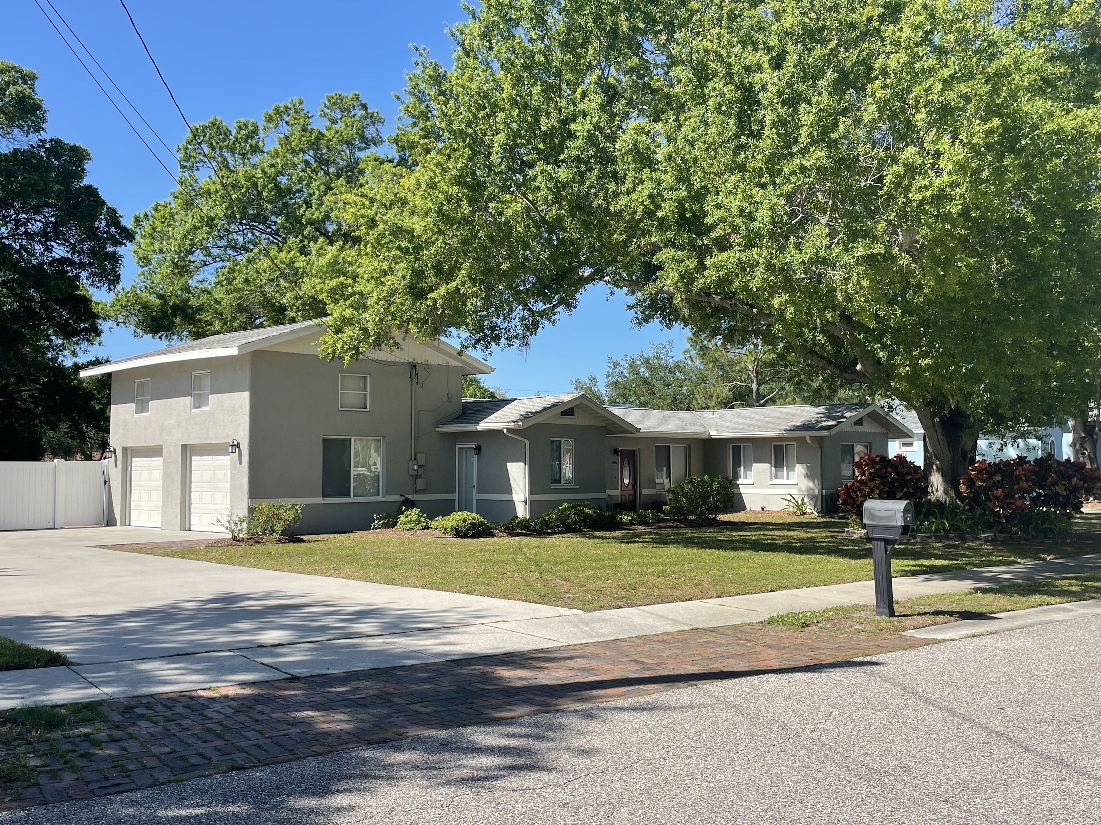 Beautiful Fully Renovated Home, short walk to bay and activities.