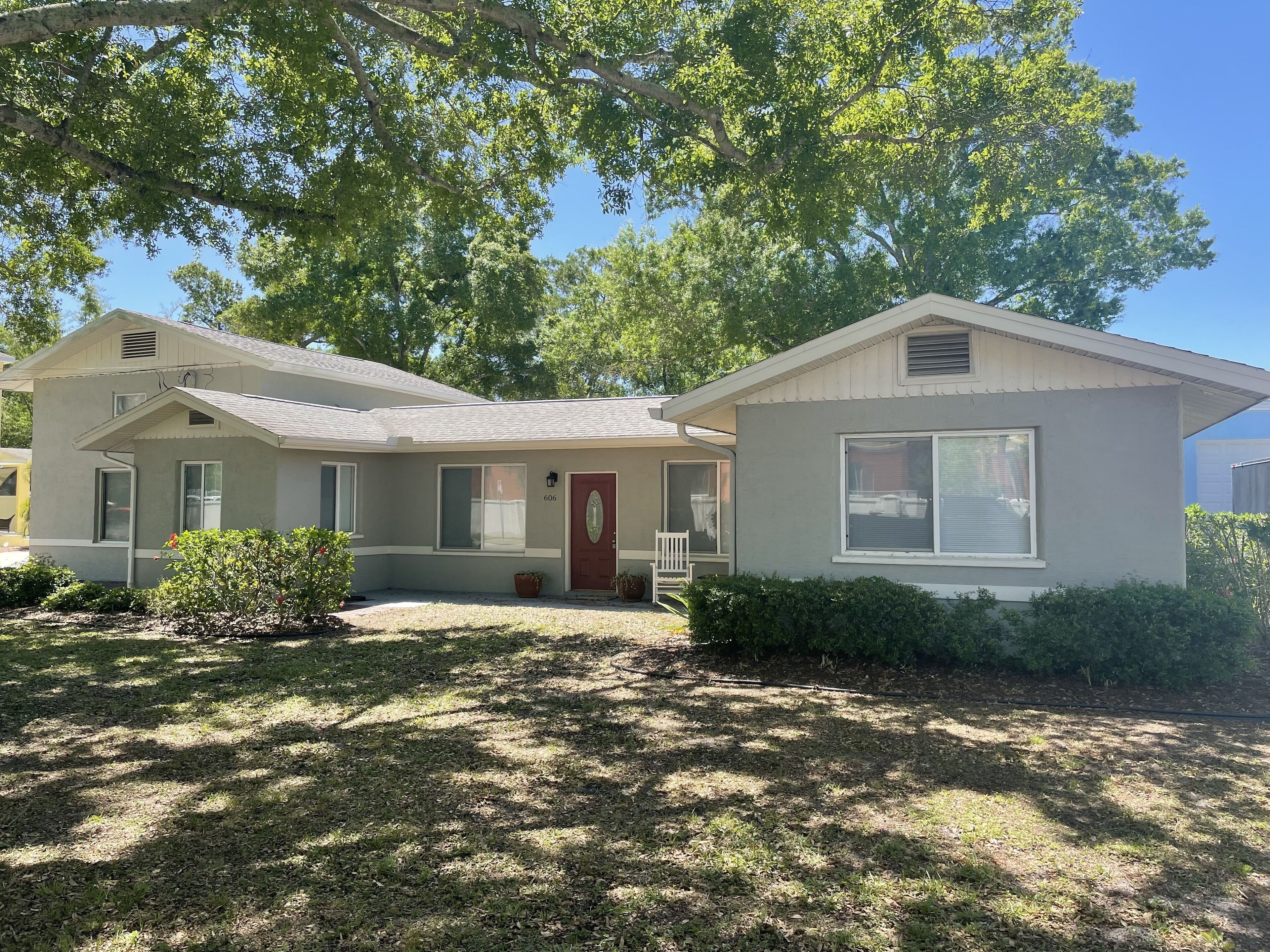 Beautiful Fully Renovated Home, short walk to bay and activities.