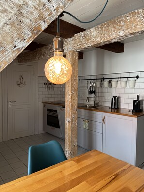 Réfrigérateur, micro-ondes, plaque de cuisson, lave-vaisselle