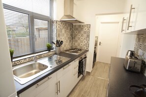 ثلاجة، ميكروويف، فرن، موقد طهي مسطح