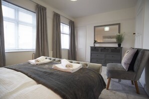 3 عدّة غرف نوم ومكواة/لوح كي وواي فاي مجانًا وملاءات أسرّة