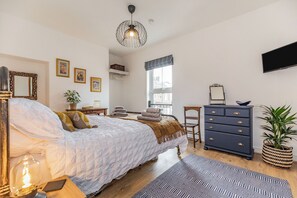 Cottage | 2 bedrooms, individually decorated, individually furnished, free WiFi - Postman's Cottage (Bridlington)