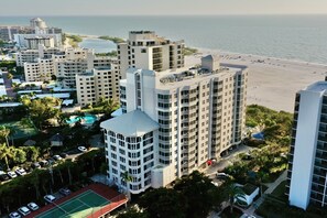 Un hôtel de grande hauteur doté de nombreux balcons, d’une piscine sur le toit et offrant une vue sur la plage.