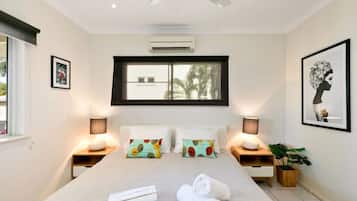 2 quartos, escrivaninha, ferros/tábuas de passar roupa