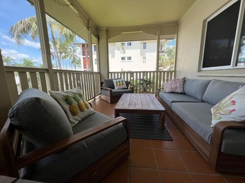 Tiki Dreams: Charming Cairns Retreat with Pool, Balcony & Easy Access to the City Center