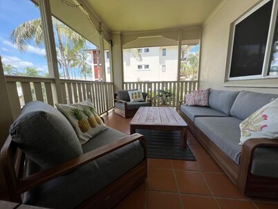 Tiki Dreams: Charming Cairns Retreat with Pool, Balcony & Easy Access to the City Center