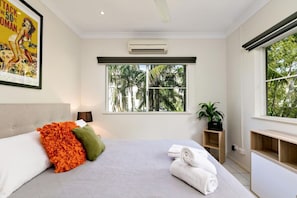 2 bedrooms, desk, iron/ironing board, free WiFi - Tiki Dreams: Charming Cairns Retreat with Pool, Balcony & Easy Access to the City Center (Cairns)