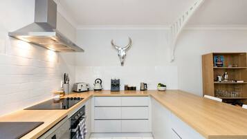 Geladeira, micro-ondas, fogão, cooktop