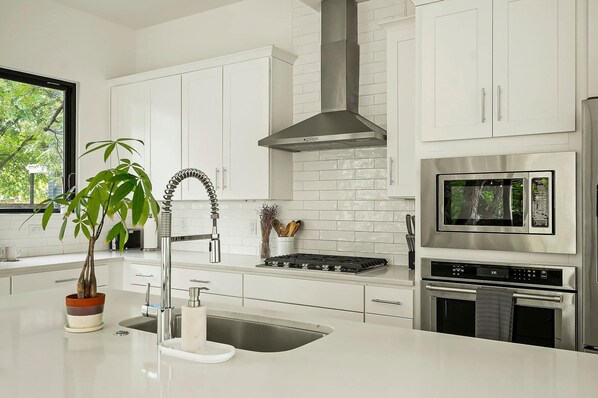 Fridge, microwave, oven, stovetop - East Austin Oasis: Pool, Grill & Modern 4BR Home! (Austin)