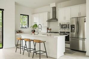 ثلاجة، ميكروويف، فرن، موقد طهي مسطح