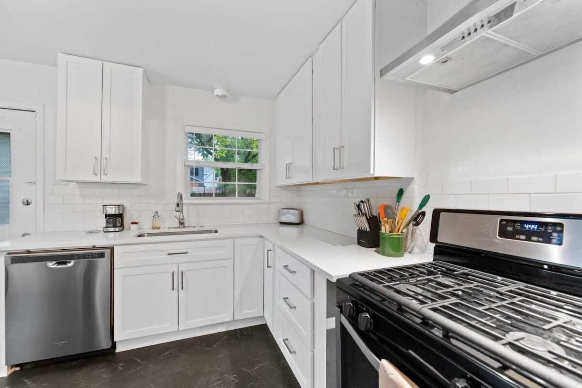 冷蔵庫、電子レンジ、オーブン、コンロ