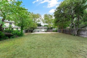 Property grounds - 3BR Home with Grill & Yard - Long Stays Welcome! (Austin)