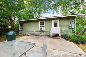 Outdoor dining - 3BR Home with Grill & Yard - Long Stays Welcome! (Austin)