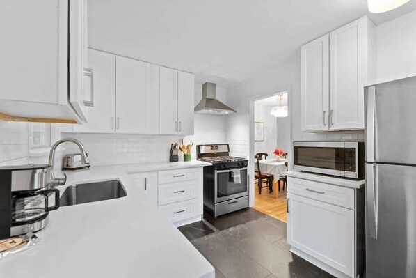 Fridge, microwave, oven, stovetop - 3BR Home with Grill & Yard - Long Stays Welcome! (Austin)