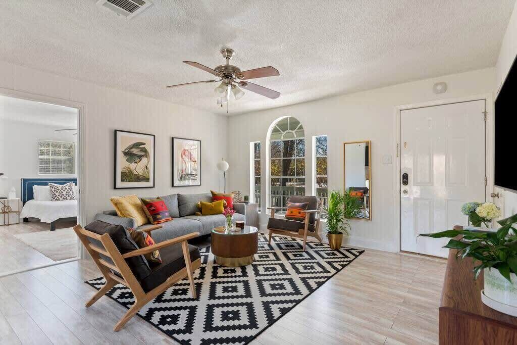 Televisión y oficina 