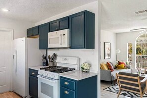 冰箱、微波炉、烤箱、炉灶