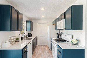 冰箱、微波炉、烤箱、炉灶