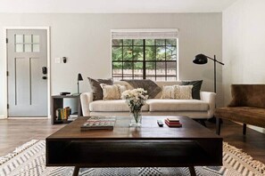 TV, offices - Charming 2BR Home in South Austin | Near Rainey St (Austin)