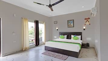 Quarto casal luxo | Escrivaninha, ferros/tábuas de passar roupa