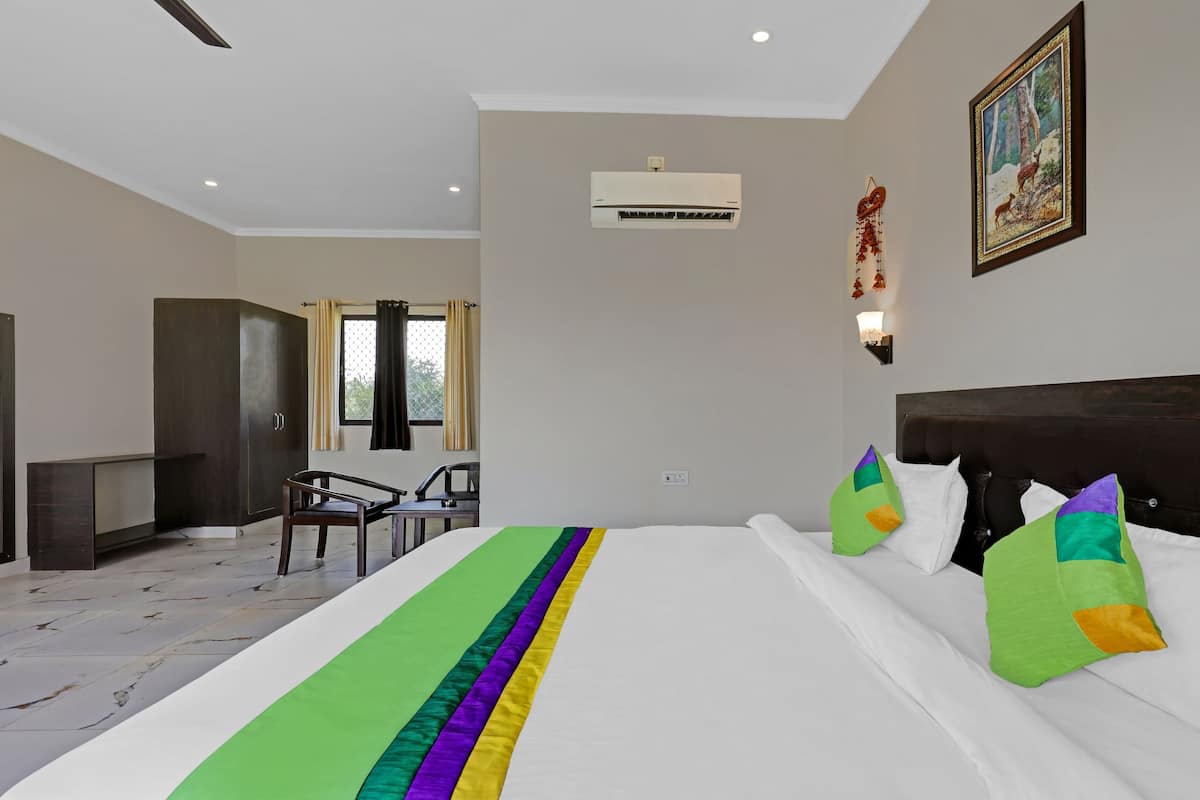 Deluxe Double Room | Desk, iron/ironing board