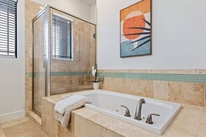 Badewanne, Haartrockner, Handtücher, Shampoo