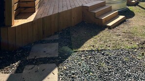 A wooden deck with a hot tub, steps, and a shaded area. - Bright 3BR Home / East ATX / Cowboy Pool / Near UT (Austin)