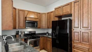 Frigorifero, microonde, forno, piano cottura