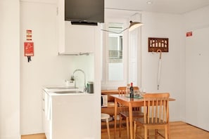 Refrigerador, microondas, parrilla de estufa y cafetera y tetera