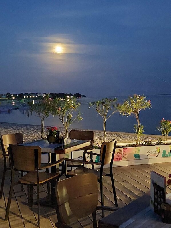 Outdoor dining - Holiday flat with sea view, only 500 metres to the beach (Medulin)