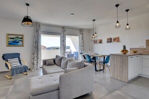 Living area - Holiday flat with sea view, only 500 metres to the beach (Medulin)