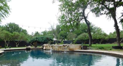 MODERN LUXURIOUS HOUSE/ with pool, and large Patio