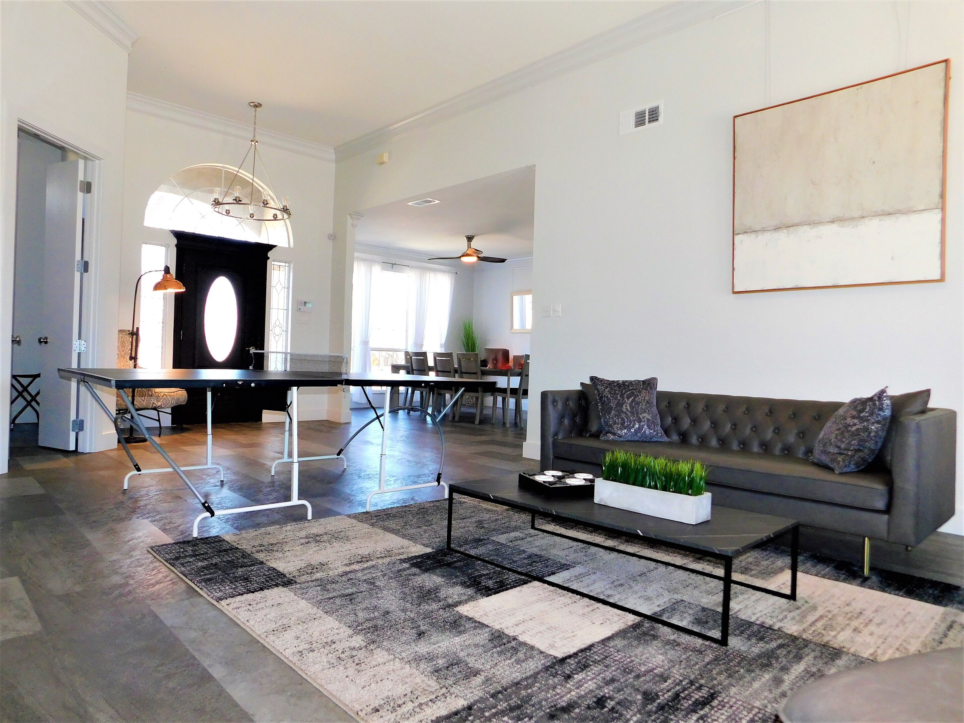 MODERN LUXURIOUS HOUSE/ POOL, JACUZZI AND LARGE PATIO