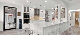 MODERN LUXURIOUS HOUSE/ with pool, and large Patio