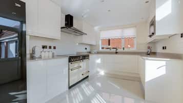 Casa, baño privado, vista al mar (Queens Crest) | Cocina privada