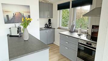 Refrigerador, horno, lavavajillas y cafetera y tetera