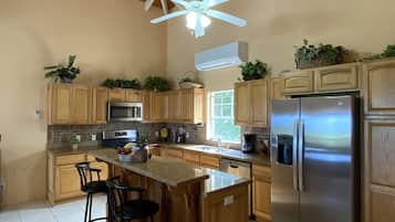 Jääkaappi, mikroaaltouuni, uuni, liesi