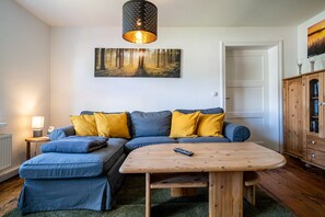 TV, fireplace - Old country house - new core - stylish and charming with sauna and large garden (Buchholz)