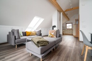 TV, peis, DVD-spiller og bøker
