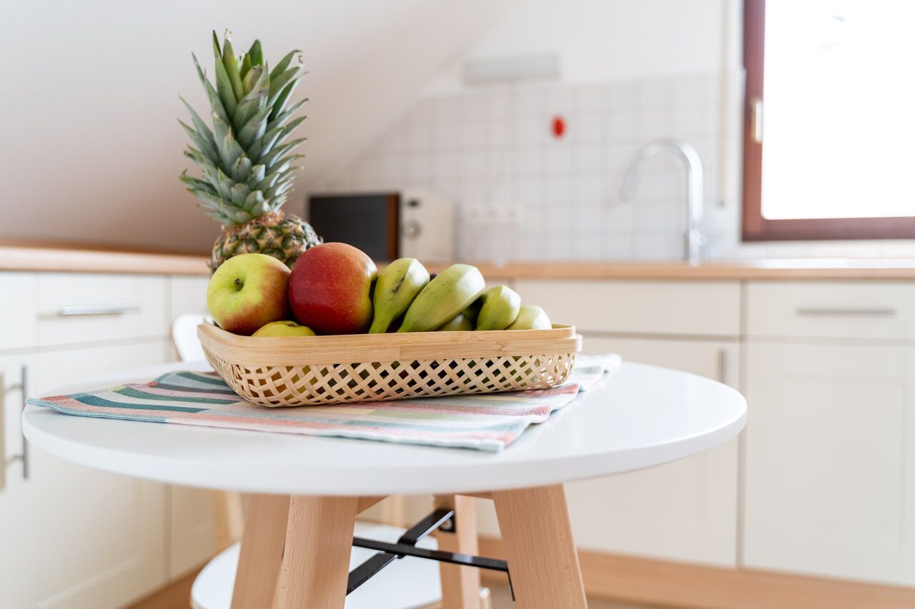 Wasserkocher mit Kaffee-/Teezubehör, Kühlschrank, Mikrowelle, Ofen