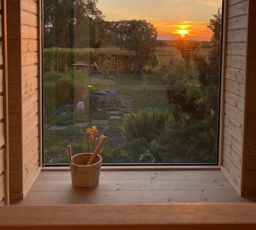 Modernes Ferienappartement mit seitlichem Wasserblick, Balkon, Sauna und Kamin