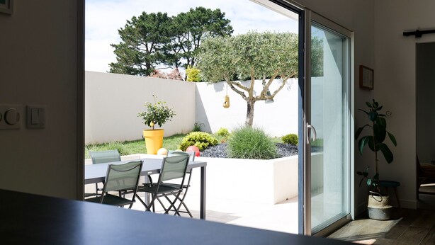 A modern interior with a sliding glass door leading to a garden. - Beautiful holiday home 7 minutes from the beach in Brem sur Mer (Brem-sur-Mer)