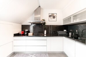 Appartement Confort, 2 chambres, non-fumeurs | Cuisine privée | Grand réfrigérateur, micro-ondes, four, plaque de cuisson