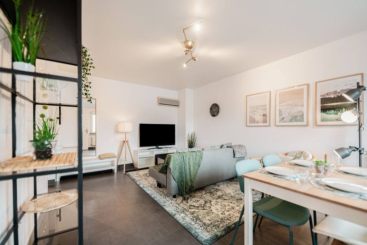 Apartemen Comfort, 2 kamar tidur, Bebas Asap Rokok | Ruang keluarga | Smart TV