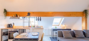 Departamento de diseñador, 1 habitación, para no fumadores | Sala de estar | Smart TV