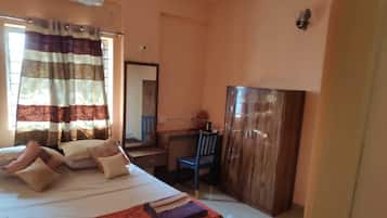 2 bedrooms, desk, iron/ironing board, WiFi